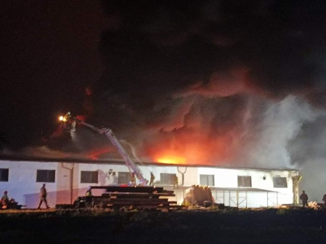 Pożar hali produkcyjno – magazynowej w miejscowości Mchowo